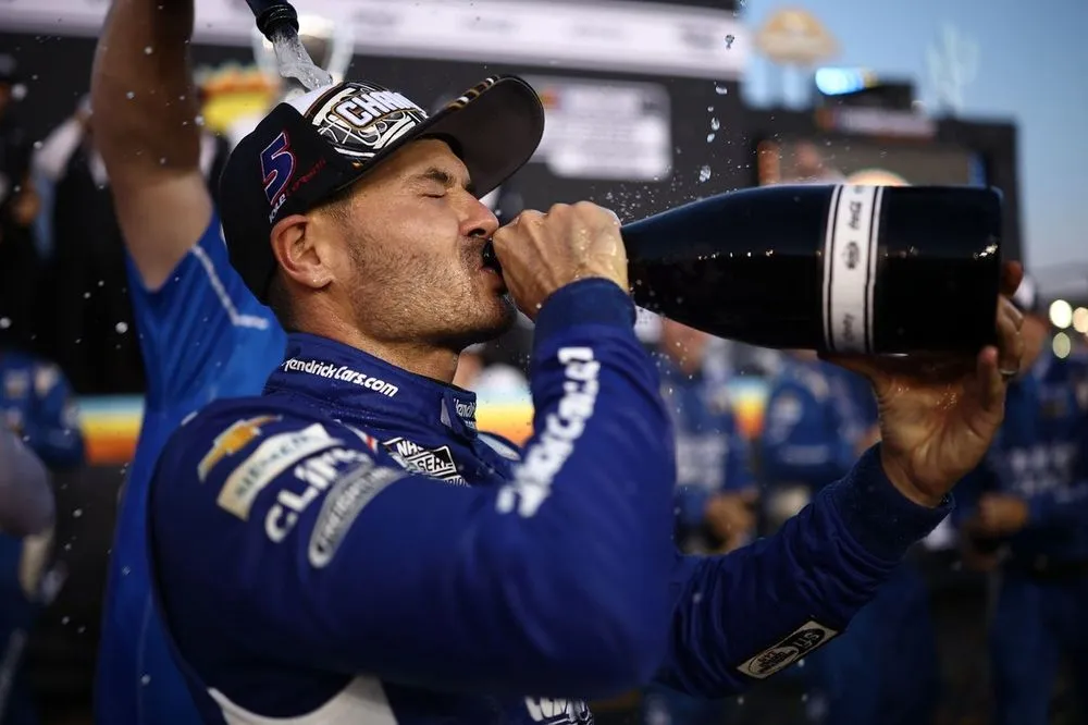 Kyle Larson steals NASCAR Cup title in overtime; Blaney wins wild Phoenix finale