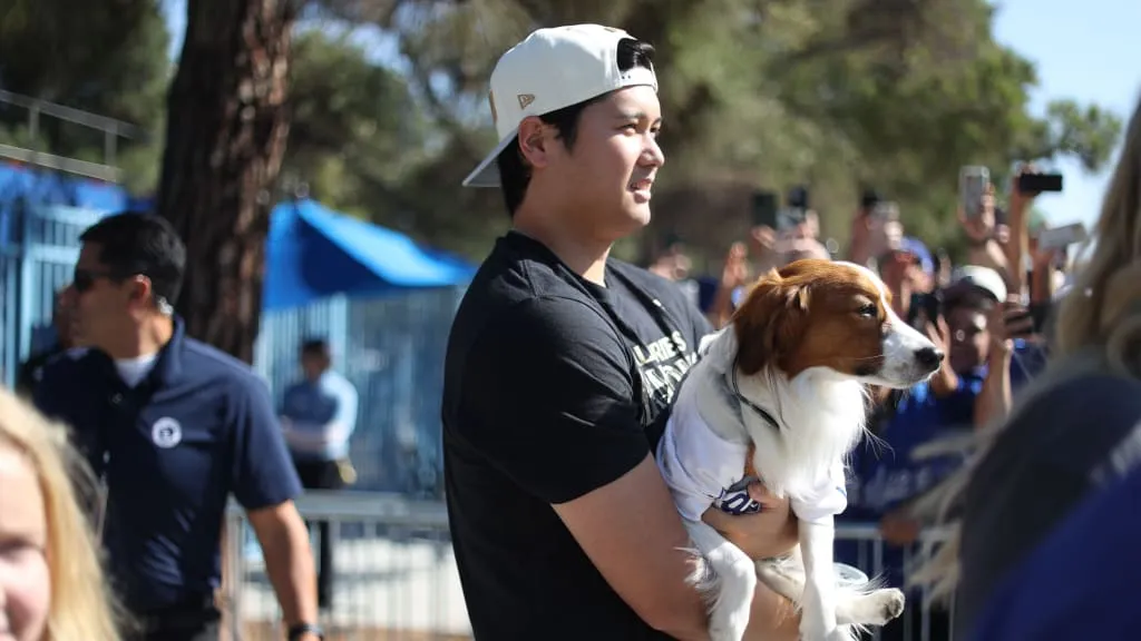 Shohei Ohtani and his dog Decoy spend time with fans