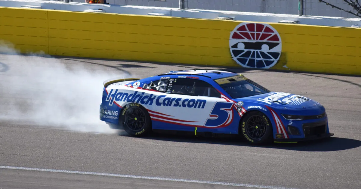 Kyle Larson Holds Off Bell to Win at Las Vegas; Secures Championship…