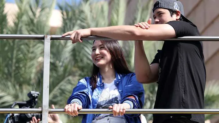 Shohei Ohtani, wife Mamiko have epic couple's pose with Dodgers World Series trophies