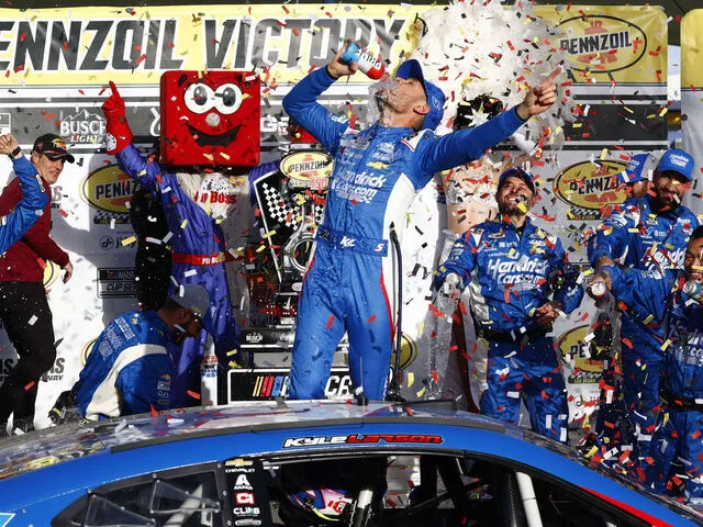 Larson wins at Las Vegas to keep Chevrolet undefeated this season |  theScore.com