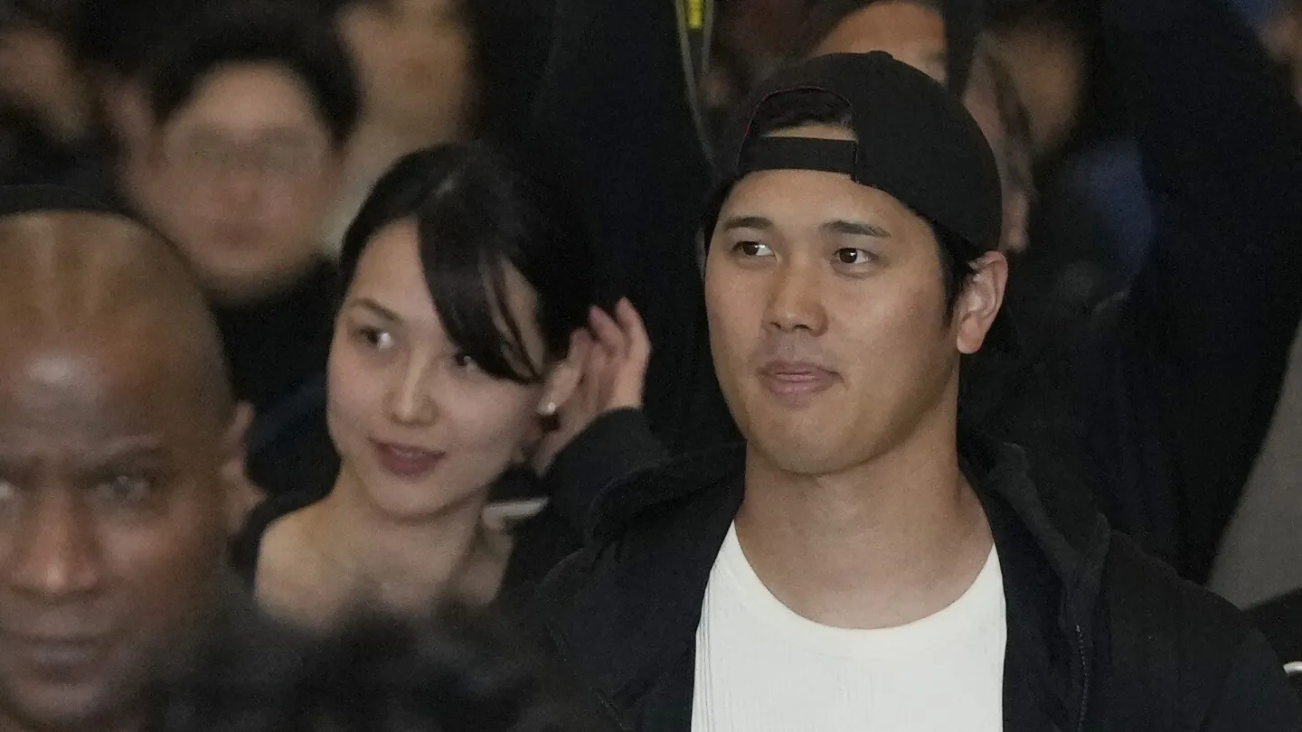 Shohei Ohtani e sua esposa Mamiko Tanaka chegam à Coreia do Sul para a  estreia em