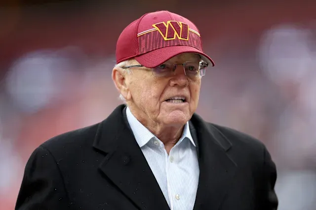 WATCH: Joe Gibbs and Darrell Green speak to the Commanders - Yahoo Sports