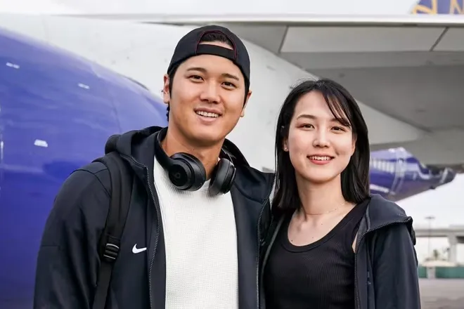 Si&ecirc;u sao b&oacute;ng ch&agrave;y Nhật bất ngờ c&ocirc;ng bố ảnh 'người vợ giấu k&iacute;n' - Gia đ&igrave;nh