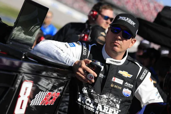 &ldquo;You F**king Blew It&rdquo; &ndash; Phản ứng dữ dội b&ugrave;ng nổ khi động th&aacute;i t&agrave;i trợ mới nhất của Kyle Busch kh&ocirc;ng g&acirc;y ấn tượng với người h&acirc;m mộ - EssentiallySports