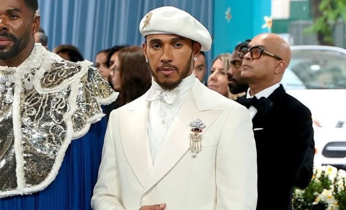Lewis Hamilton presiede il Met Gala: la spiegazione del suo look