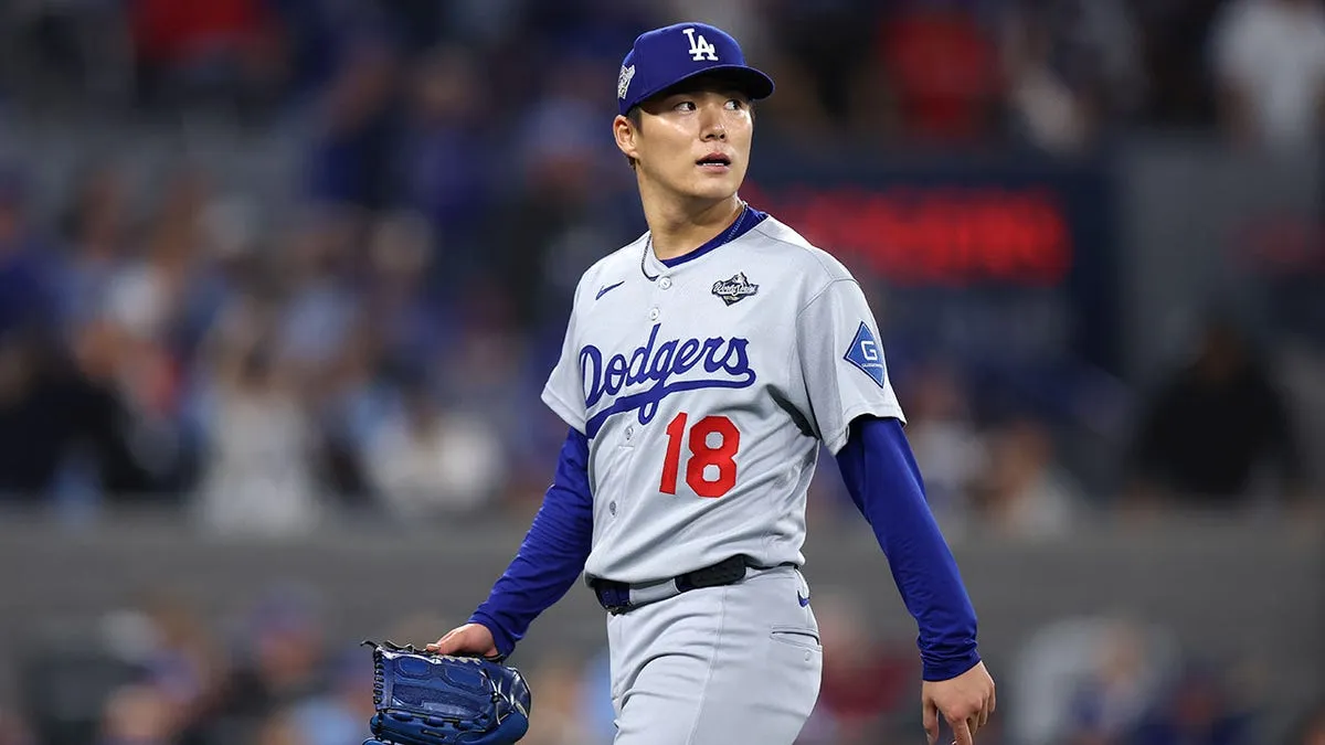 Yoshinobu Yamamoto của Dodgers làm nên lịch sử MLB với các trận đấu hoàn  chỉnh liên tiếp sau mùa giải