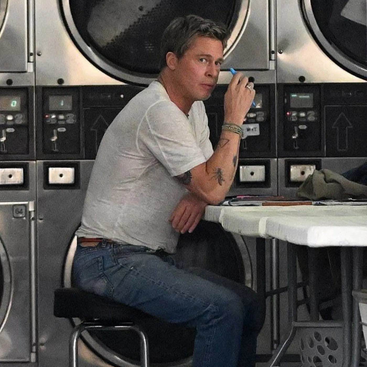 Cover Image for “What’s going on in Brad Pitt’s family? When four adults simultaneously exhibit strange behavior, the public can’t remain silent…”