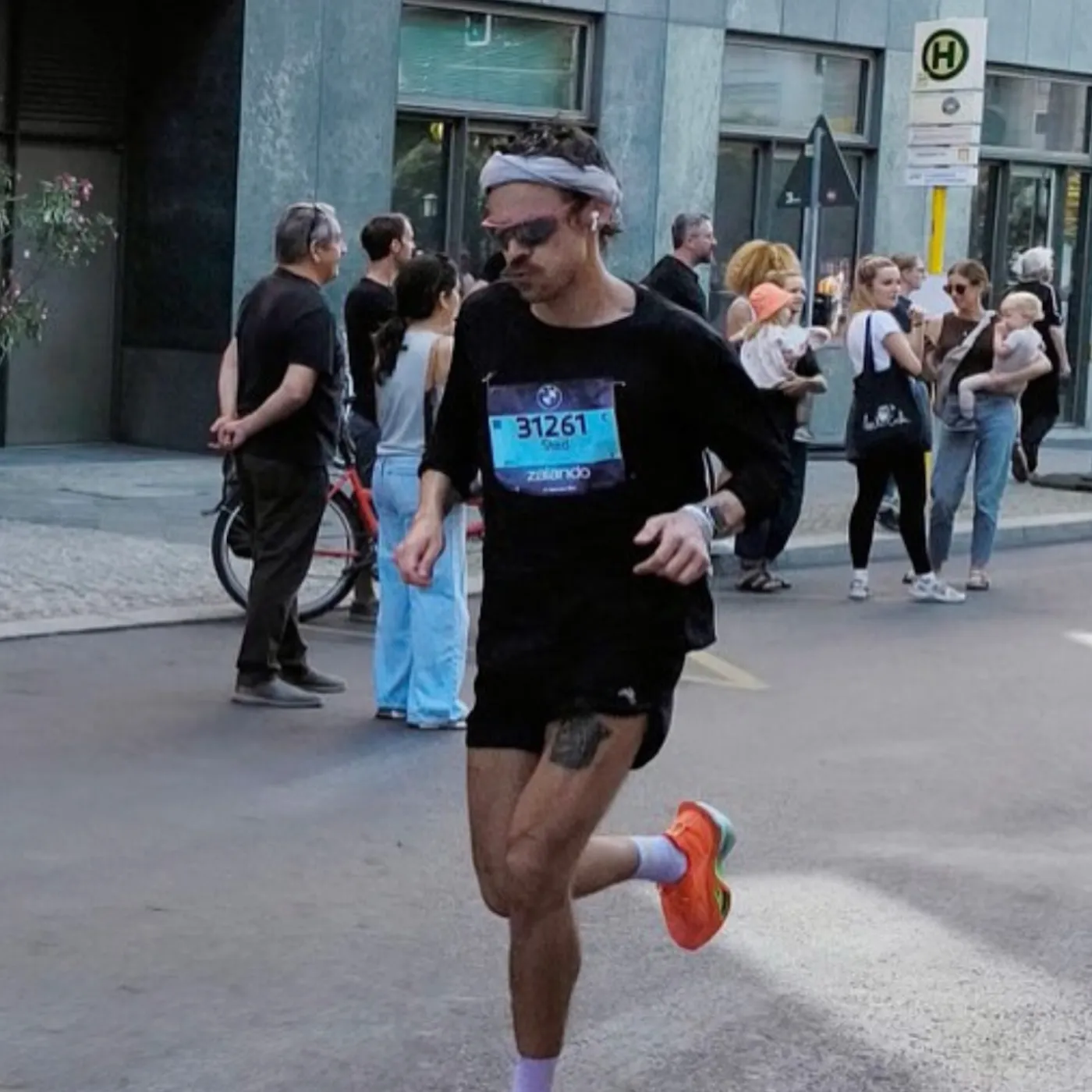Cover Image for Harry Styles turned the Berlin Marathon into a style moment, but Louis Tomlinson didn’t seem impressed. His blunt remarks about Harry’s outfit quickly ignited a heated debate online.